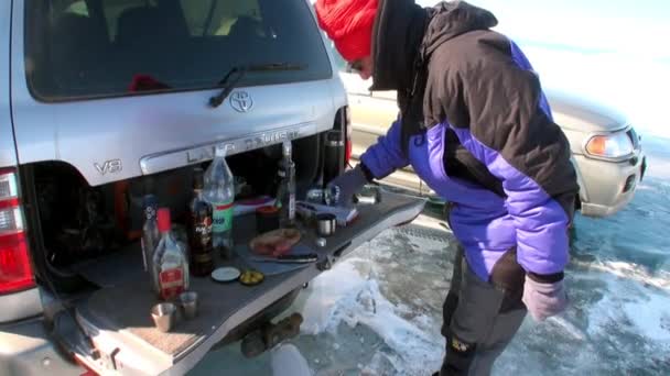 Duikers worden ondergedompeld onder water in een ijsgat van het Baikalmeer.. — Stockvideo