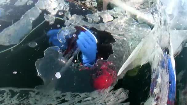 Extreme sporten duiken onder het ijs van het Baikalmeer. — Stockvideo