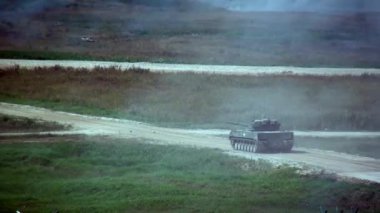 Askeri savaş makinesi tankı.