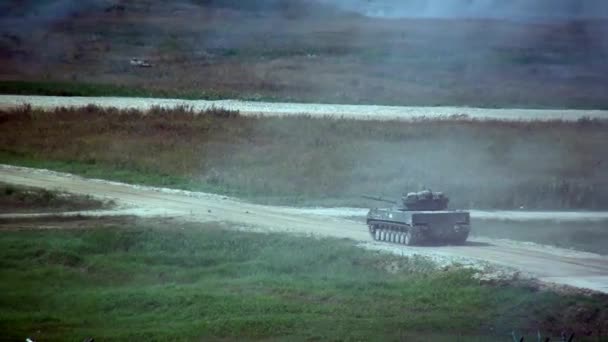 Vojenský válečný tank. — Stock video