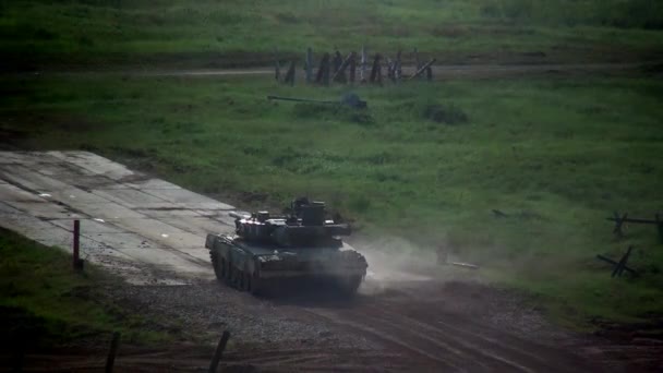 Militaire spoor tank oorlogsmachine. — Stockvideo