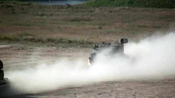 Tanque de guerra militar con localizadores . — Vídeos de Stock