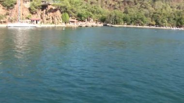 Deniz, dağlar, yaz ve beyaz yatlar.