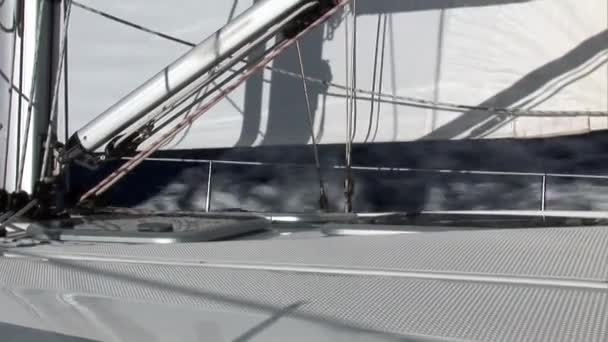 Σχοινιά και λευκά πανιά στο κατάστρωμα του ιστιοπλοϊκού σκάφους εν κινήσει. — Αρχείο Βίντεο