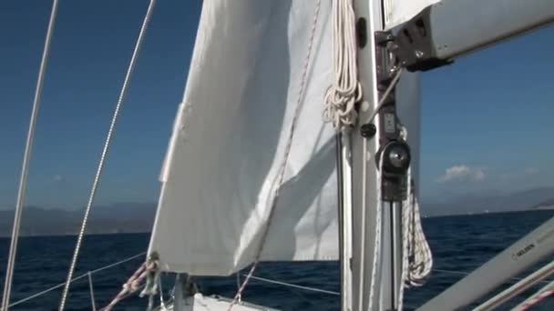 Liny i białe żagle na pokładzie ruchomego jachtu żaglowego. — Wideo stockowe