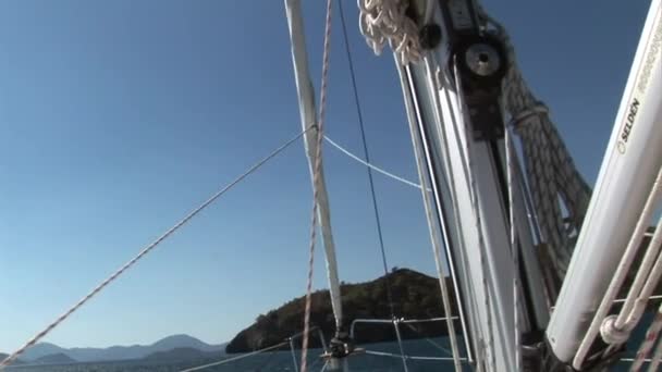 Dettagli, corde in attrezzature di yacht a vela . — Video Stock