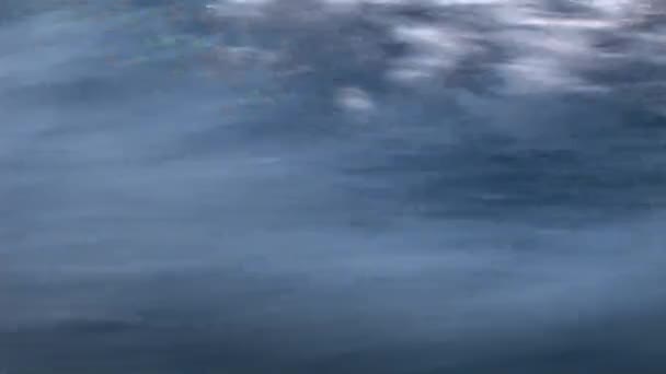 ヨットの動きの間の泡、波と水 — ストック動画