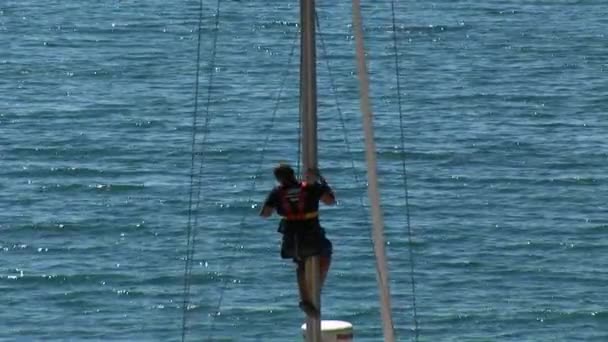 Learning to climb the mast during training yachting in school of captains. — Stock Video