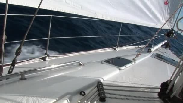 Deck und weißes Segel einer beweglichen Segeljacht. — Stockvideo