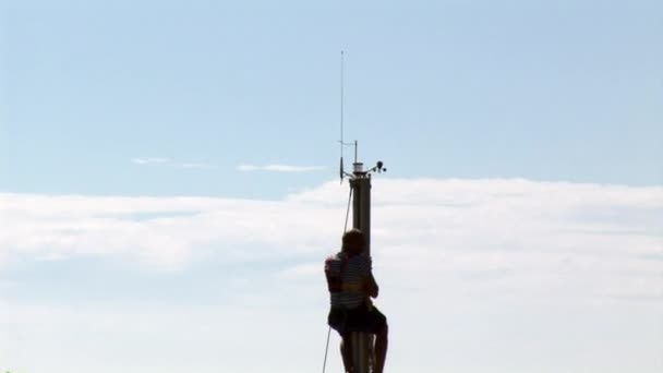 L'uomo impara a lavorare con albero su yacht . — Video Stock