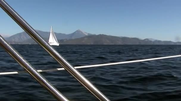 Detaljer och rep närbild på bakgrunden av vitt av rörlig segelbåt. — Stockvideo