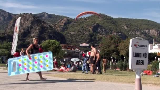 Paraglider team during paragliding in Fethiye, Turkey - 14 вересня 2017. — стокове відео