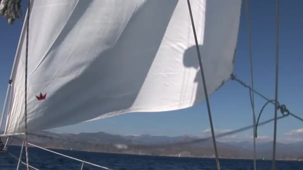 Λευκά πανιά στο κατάστρωμα του ιστιοπλοϊκού σκάφους εν κινήσει . — Αρχείο Βίντεο