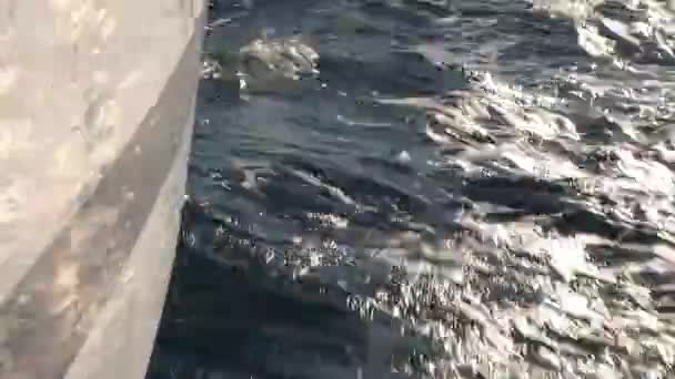 Arc de yacht à voile en mouvement . — Video