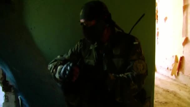 Airsoft gra zespołowa z bronią jest w pobliżu zrujnowanego domu. — Wideo stockowe