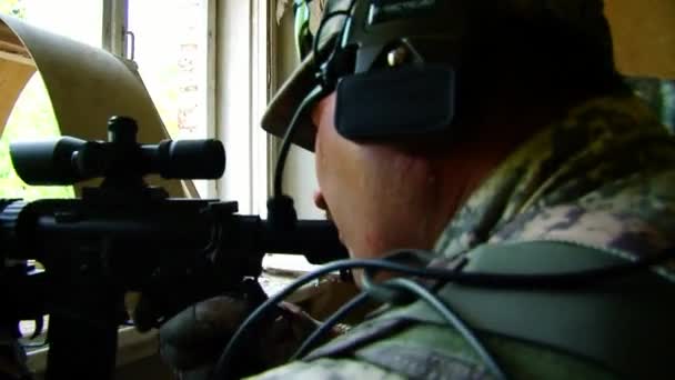 Командная игра Airsoft с оружием у окна разрушенного дома . — стоковое видео