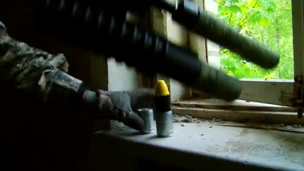 Airsoft jugador en uniforme con armas lleva tiroteo desde la ventana . — Vídeos de Stock