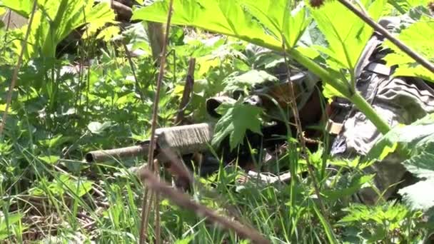 Jugador de Airsoft en uniforme militar con armas juega en el bosque . — Vídeo de stock