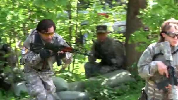 携带武器的软空气小组在森林中比赛. — 图库视频影像