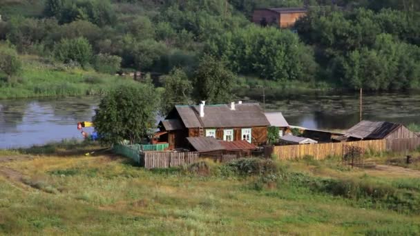 Alapaevsky metallurgische fabriek vervuilt klimaat van de kleine stad van de Oeral. — Stockvideo