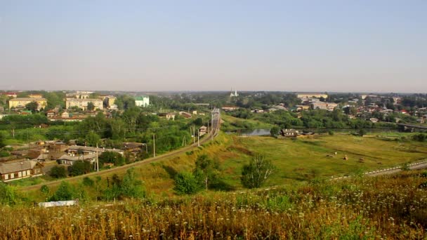 Alapaevsky usine métallurgique pollue l'environnement de la petite ville de l'Oural . — Video