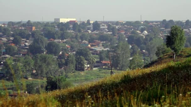 Alapaevsky metallurgische Anlage verschmutzt Umwelt von Kleinstadt ural. — Stockvideo
