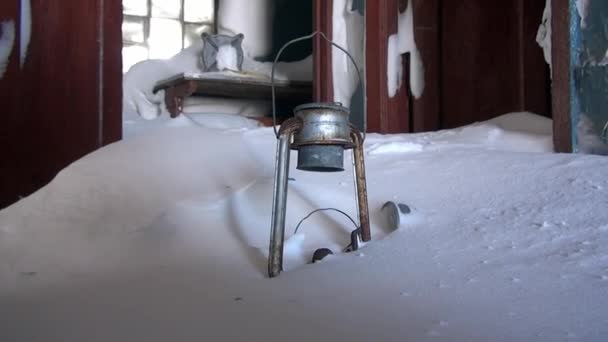 Room in snow of abandoned house ghost town of Gudym on far north of Russia. — Stock Video