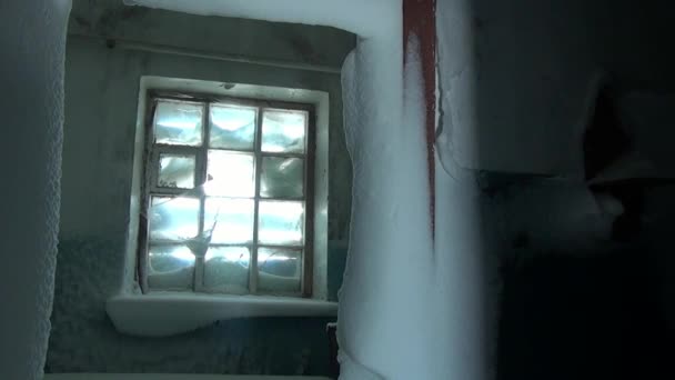 Windows i snö av övergivna hus ghost town av Gudym på långt norr om Ryssland. — Stockvideo