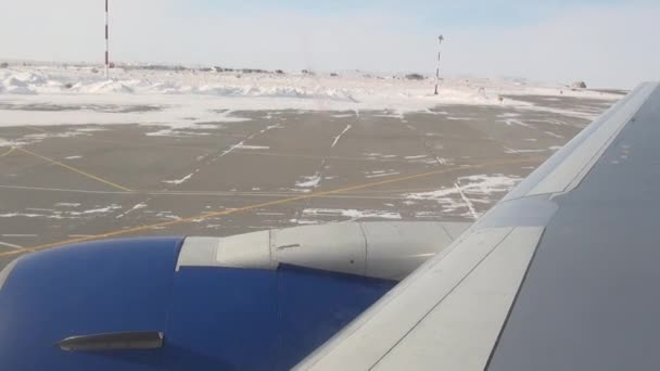 Blick der Flugzeugturbine aus dem Fenster des Flugzeugs im Winter. — Stockvideo