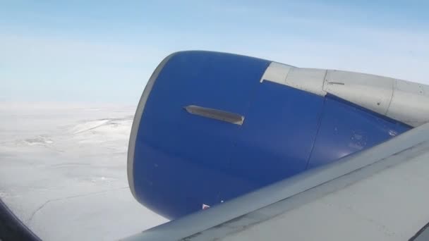 Вид на турбину самолета из окна самолета, летящего зимой . — стоковое видео
