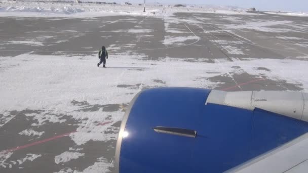 Blick der Flugzeugturbine aus dem Fenster des Flugzeugs im Winter. — Stockvideo