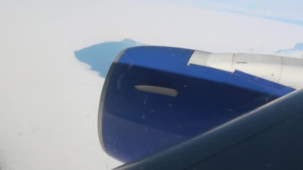 Aircraft turbine view from window of plane flying in winter. — Stock Video