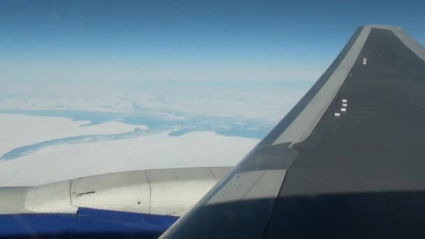 Kışın uçan uçak penceresinden uçak kanadı manzarası. — Stok video