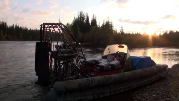 Airboat sulle rive del fiume Lena . — Video Stock