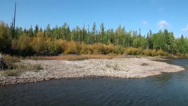 Skjuta från rörlig motorbåt av forsar med transparent vatten av Lena River. — Stockvideo