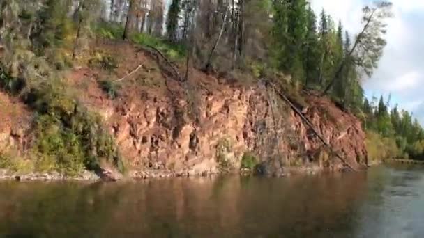 Tir à partir de bateau à moteur en mouvement de rapides avec de l'eau transparente de la rivière Lena. — Video