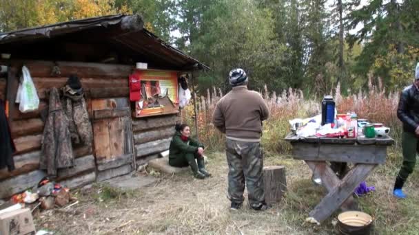 Flodfisken är bränd nära Bowler.. — Stockvideo