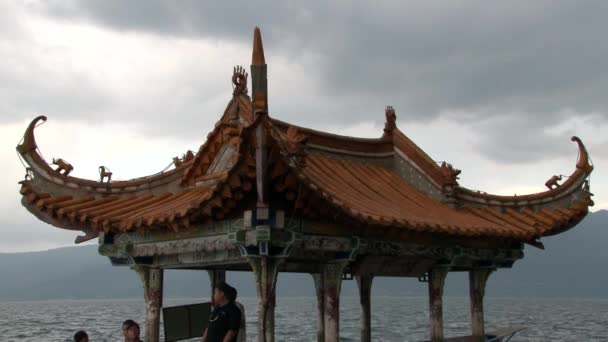 Los buceadores se hunden bajo el agua para buscar una ciudad hundida en el lago Fuxian . — Vídeos de Stock