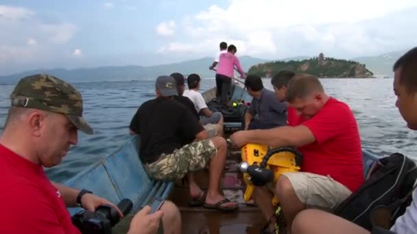 Taucher bereiten sich auf Tauchen im Fuxian-See vor. — Stockvideo