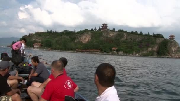 Dykare förbereder sig för dykning i Fuxian Lake. — Stockvideo