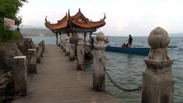 Búvárok készülnek búvárkodás közelében pavilon kínai stílusú tető a Fuxian-tó. — Stock videók
