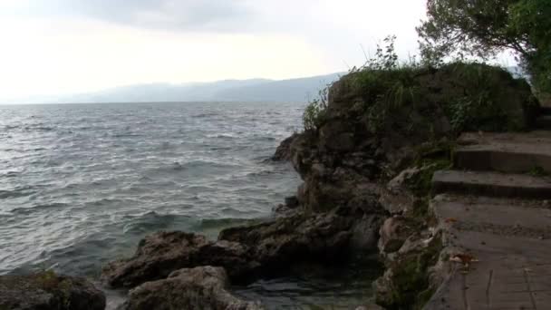 Fuxian Lake med lusthus i kinesisk stil tak i Yunnan-provinsen, Kina. — Stockvideo