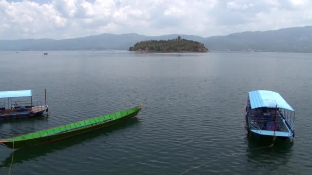 Barche cinesi vicino al lago Fuxian nella provincia dello Yunnan Cina. — Video Stock