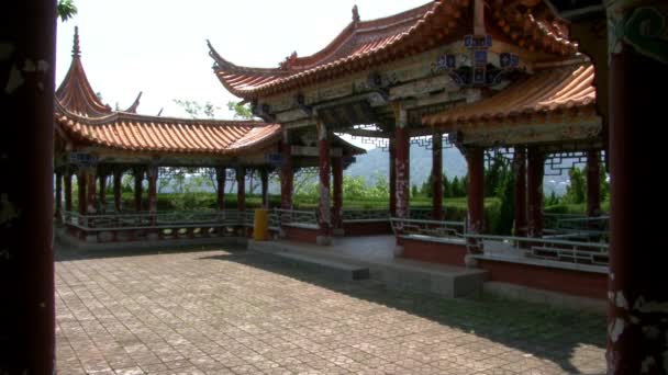 Bâtiment monastère du centre religieux du bouddhisme chinois sur le lac Fuxian. — Video