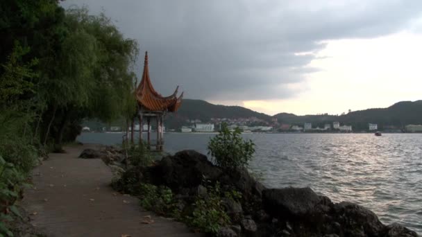 Lago Fuxian con mirador en techo de estilo chino en la provincia de Yunnan, China . — Vídeo de stock