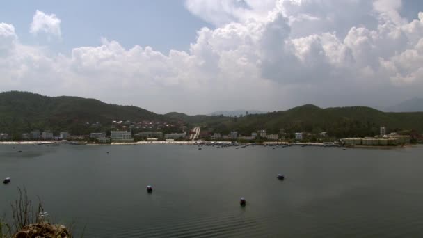 Kinesiska båtar i Fuxian Lake i Yunnan Province Kina. — Stockvideo