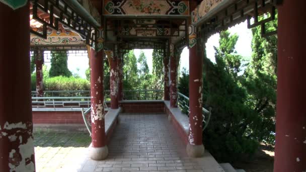 Bâtiment monastère du centre religieux du bouddhisme chinois sur le lac Fuxian. — Video