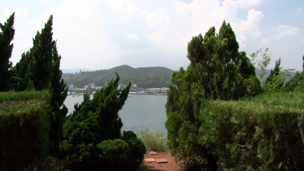 Yunnan Eyaleti 'ndeki Fuxian Gölü' ndeki Çin tekneleri.. — Stok video