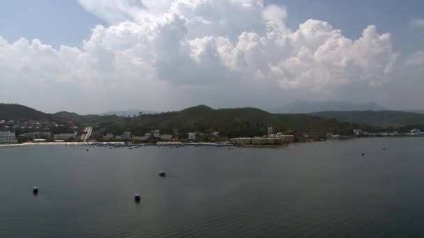 Kinesiska båtar i Fuxian Lake i Yunnan Province Kina. — Stockvideo