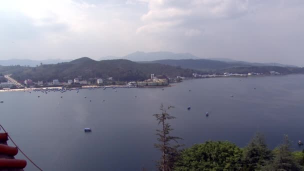 Çin 'in Yunnan Eyaleti' ndeki Fuxian Gölü sahilindeki Panorama.. — Stok video